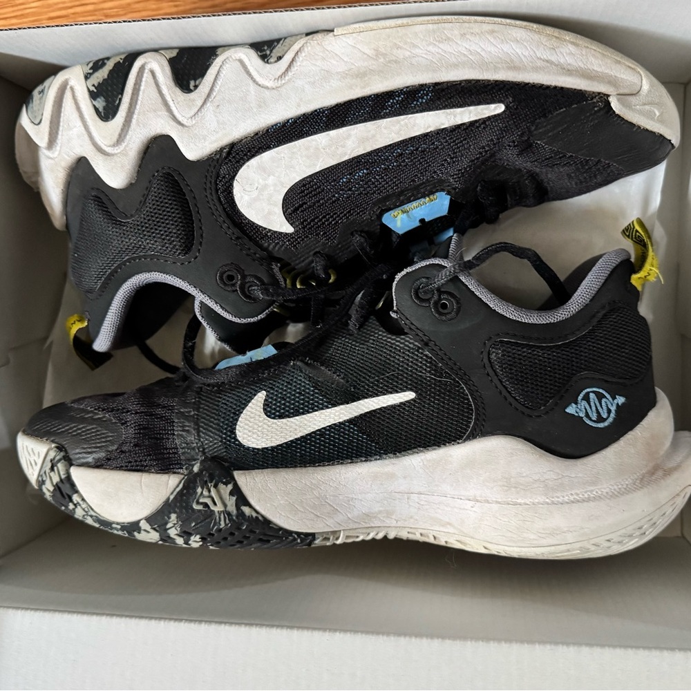 Nike Giannis Immortality 2 Boys Basketball Shoes, size Y5.5